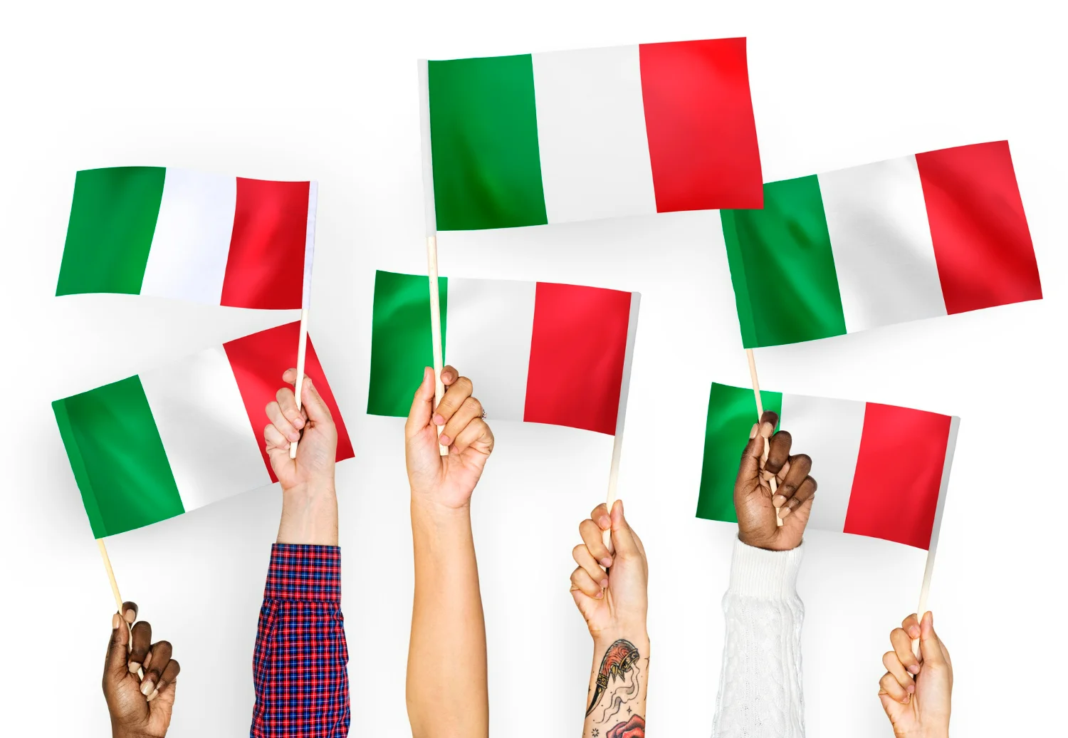 Imagem de diversas mãos segurando bandeira da Itália que indica os benefícios da cidadania italiana