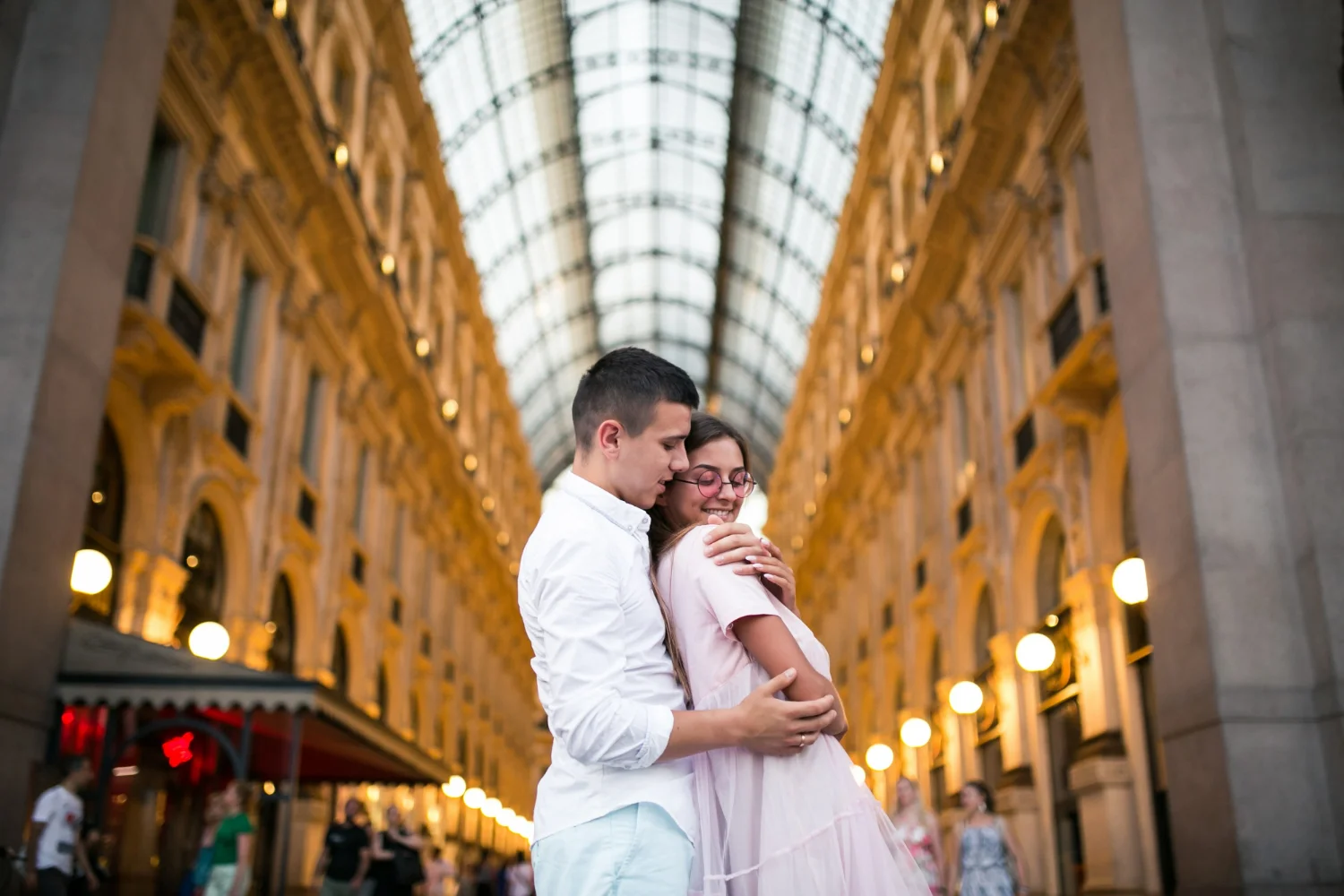 Casal feliz por conseguir cidadania italiana por casamento