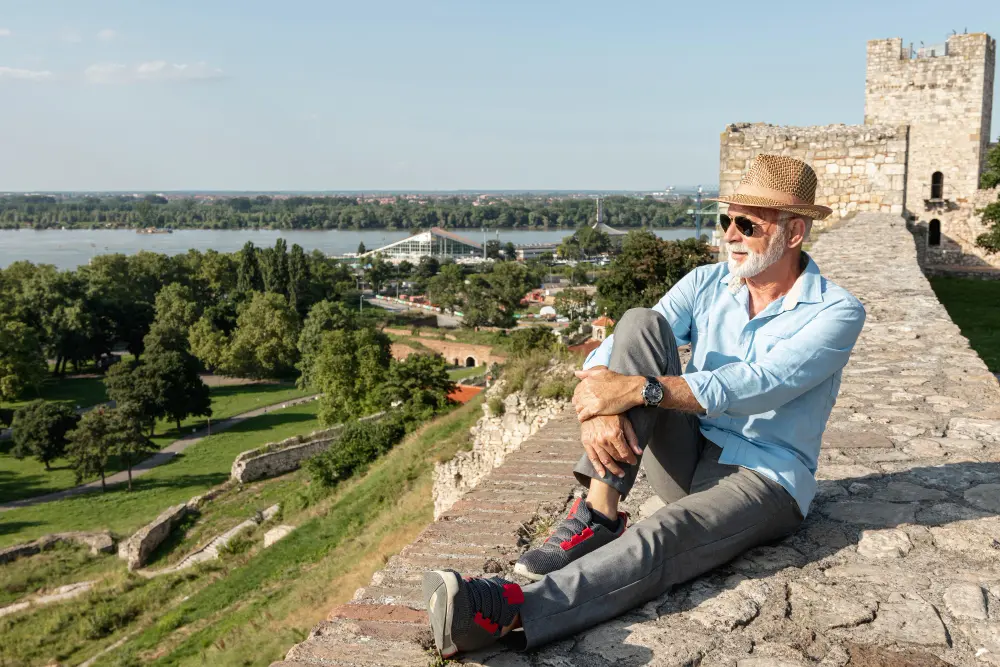 Senhor sentado observando a paisagem e imaginando como é o custo de vida na Itália