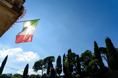 Descubra a história e como é celebrada a Festa della Repubblica Italiana hoje. Tradições, símbolos e significado para os italianos.