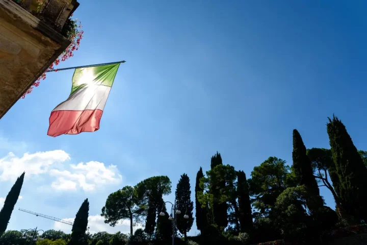 Descubra a história e como é celebrada a Festa della Repubblica Italiana hoje. Tradições, símbolos e significado para os italianos.