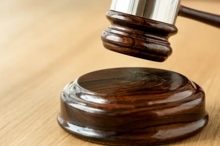 Reforma italiana centraliza cidadania e AIRE no MAECI, encerrando funções dos consulados e modernizando serviços até 2028.