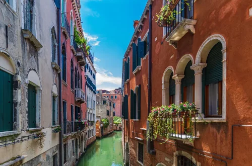 Explore Veneza na Itália, a cidade dos canais, sua história, atrações e tradições. Descubra como tornar sua viagem inesquecível.