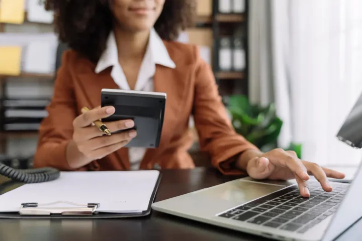 Descubra como abrir conta bancária na Itália sendo brasileiro, quais documentos são exigidos, tipos de conta e custos para organizar sua vida financeira em euros.