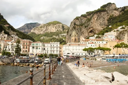 Acordo previdenciário Brasil-Itália: Foto de pessoas aproveitando um dia na praia na comuna de Amalfi