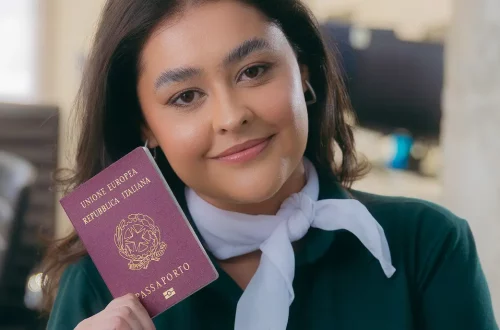 pessoa de agência para cidadania italiana segurando um passaporte italiano