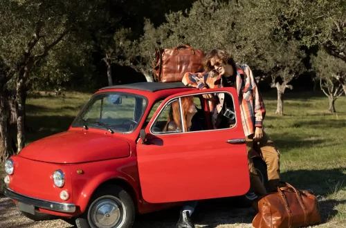 Alugar carro na Itália: Foto de um casal alugando um carro histórico para sua viagem na Itália