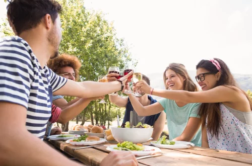 Descubra como é o aniversário na Itália — do "Tanti auguri" ao onomástico, dos presentes às superstições. Costumes e tradições do compleanno italiano.