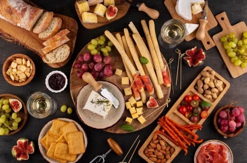 Entenda o aperitivo italiano, suas bebidas, petiscos e tradições. Aprenda como aproveitar essa experiência cultural da Itália.