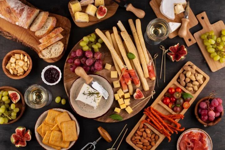 Entenda o aperitivo italiano, suas bebidas, petiscos e tradições. Aprenda como aproveitar essa experiência cultural da Itália.