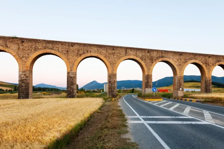 Aquedutos romanos e estradas como a Via Appia moldaram a Itália moderna. Entenda como essa engenharia milenar ainda está presente no país hoje.