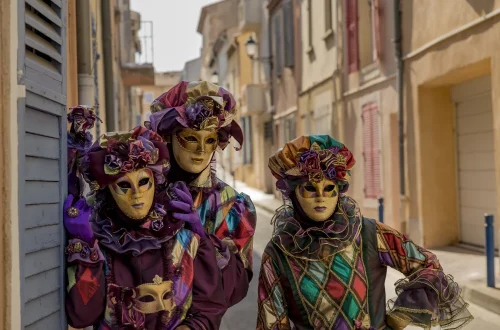 Arlequim e Colombina nasceram nas ruas da Itália renascentista e moldaram o teatro e o carnaval mundial. Conheça a história por trás das máscaras.