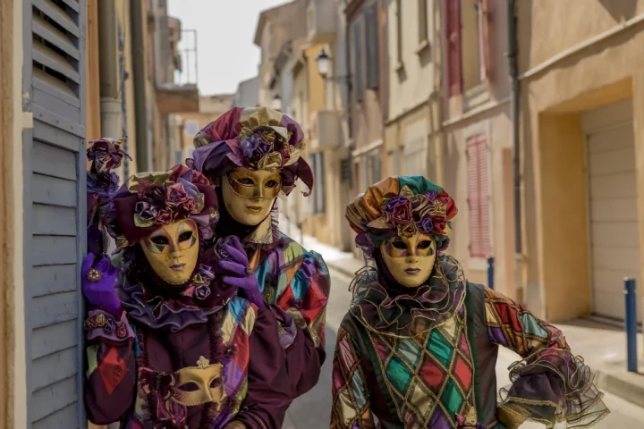 Arlequim e Colombina nasceram nas ruas da Itália renascentista e moldaram o teatro e o carnaval mundial. Conheça a história por trás das máscaras.