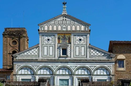 Do românico ao racionalismo moderno, conheça a evolução da arquitetura italiana, seus estilos, técnicas e influência no Brasil.