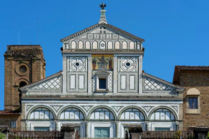 Do românico ao racionalismo moderno, conheça a evolução da arquitetura italiana, seus estilos, técnicas e influência no Brasil.