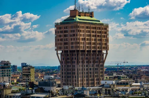A arquitetura moderna da Itália influenciou o mundo com futurismo, racionalismo e inovação urbana, deixando um legado presente até hoje na arquitetura global.