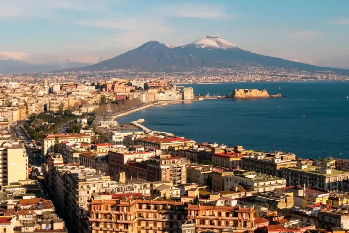 Vista aérea da cidade de Nápoles e o monte Vesúvio ao fundo