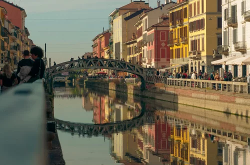 Árvore genealógica italiana: Foto de pessoas passeando pelo canal de Naviglio Grande em Lombardia, norte da Itália