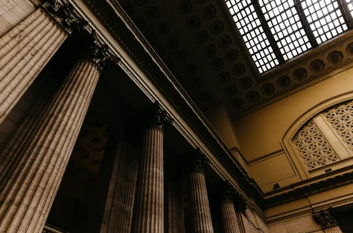 Entenda o que acontece na audiência no processo judicial de cidadania italiana, do papel do juiz à sentença, sem precisar viajar para a Itália.
