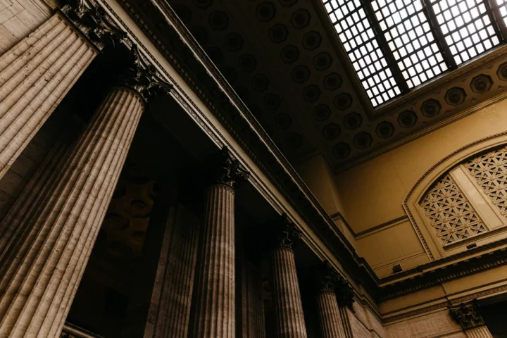 Entenda o que acontece na audiência no processo judicial de cidadania italiana, do papel do juiz à sentença, sem precisar viajar para a Itália.