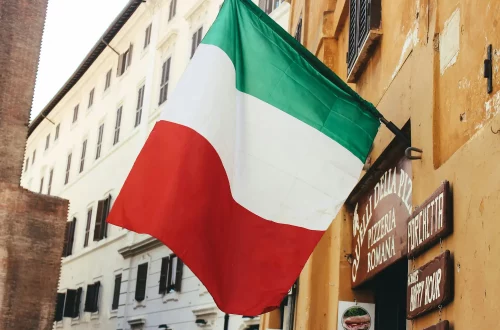 Foto da bandeira da Itália pendurada em frente a um estabelecimento em Roma