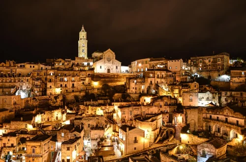 Descubra a Basilicata e os fascinantes Sassi de Matera: história, arquitetura rupestre e cultura viva no sul da Itália.