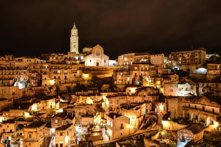 Descubra a Basilicata e os fascinantes Sassi de Matera: história, arquitetura rupestre e cultura viva no sul da Itália.