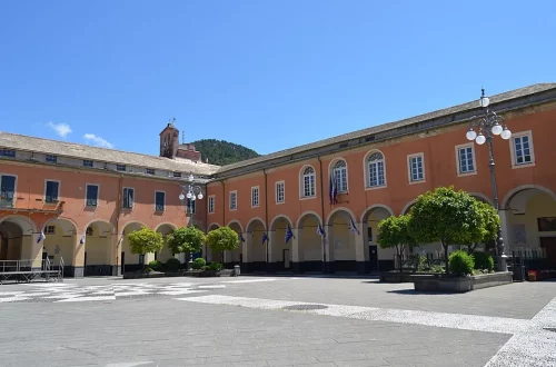Descubra a história das bibliotecas monásticas italianas — dos scriptoria medievais aos incunábulos de Subiaco e os acervos que sobreviveram ao tempo.