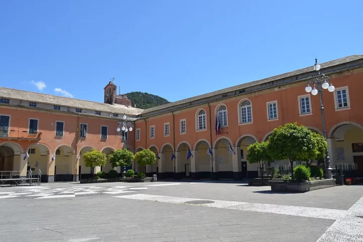 Descubra a história das bibliotecas monásticas italianas — dos scriptoria medievais aos incunábulos de Subiaco e os acervos que sobreviveram ao tempo.