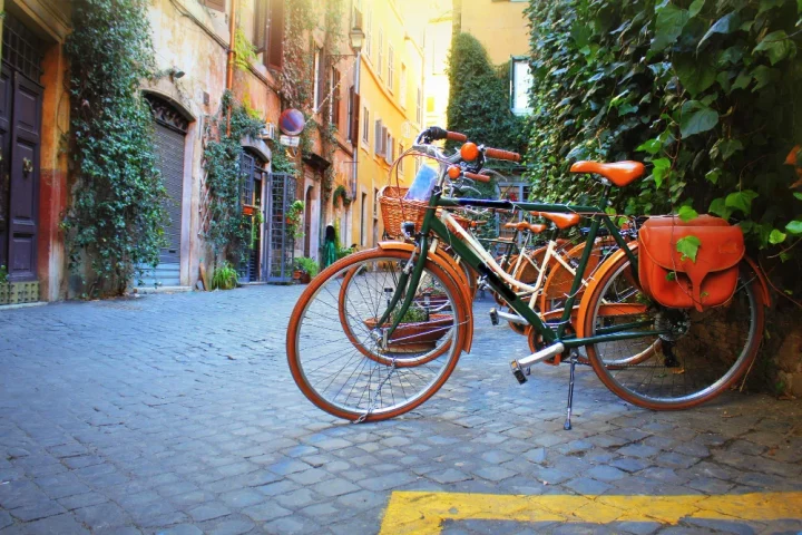 Descubra como as bicicletas na Itália vão do esporte ao cotidiano urbano — dados, desafios, cidades referência e o crescimento das e-bikes.