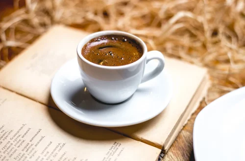 Descubra como funciona o café italiano, seus tipos, tradições, etiqueta e cultura. Veja por que ele é símbolo da Itália.