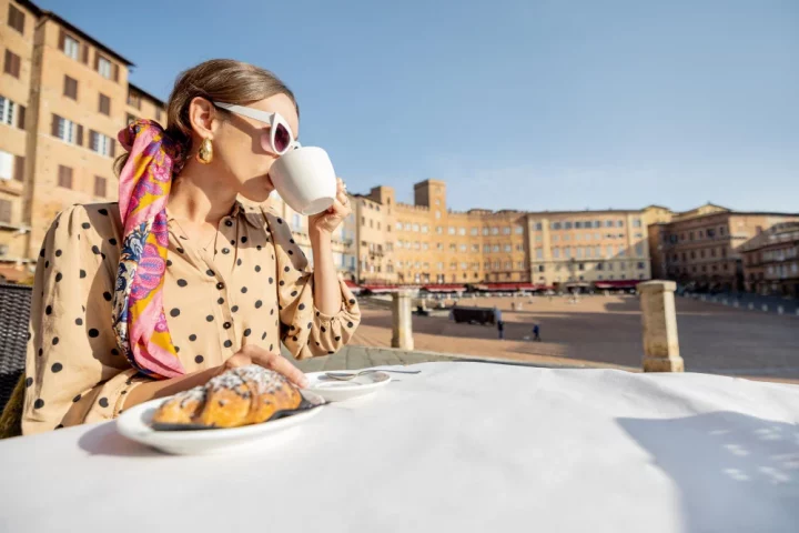 Descubra como pedir café na Itália: tipos, horários certos, regras culturais, cafés históricos e tudo sobre o espresso italiano.
