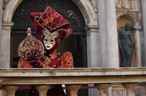 Foto de uma pessoa tradicionalmente fantasiada durante o carnaval em Veneza