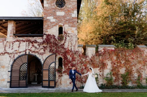 Descubra os costumes e tradições observados ao se casar na itália: do confetti ao banquete, da serenata ao simbolismo do traje da noiva.