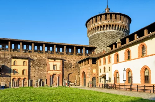Conheça as cidades e regiões com mais castelos na Itália, entenda por que se concentram ali e descubra exemplos icônicos do patrimônio medieval italiano.