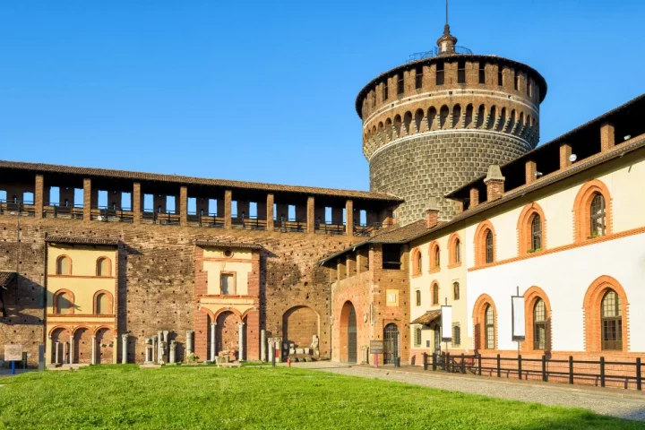 Conheça as cidades e regiões com mais castelos na Itália, entenda por que se concentram ali e descubra exemplos icônicos do patrimônio medieval italiano.
