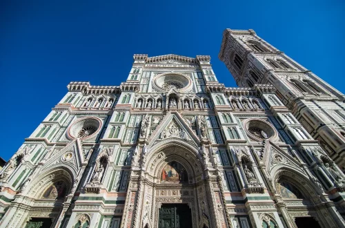 Como as catedrais italianas evoluíram da Roma Antiga ao Renascimento e o que elas revelam sobre a formação cultural das cidades da Itália.