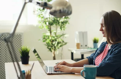 Mulher verificando certidão de nascimento italiana em laptop