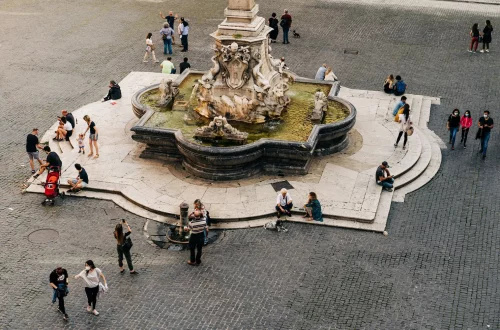 Cidadania e nacionalidade italiana: Foto de pessoas ao redor da fonte da Piazza della Rotonda, em Roma