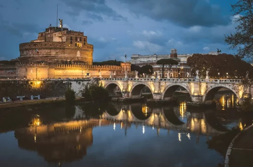 Cidadania e naturalização: Foto da ponte do Castelo Sant'Angelo em Roma