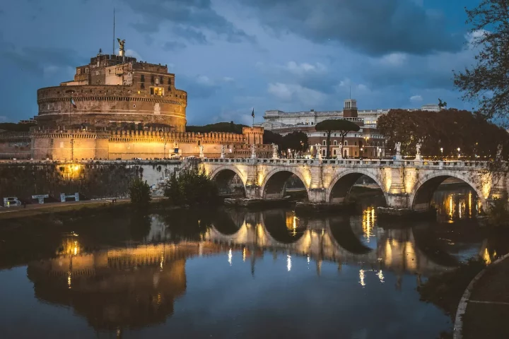 Cidadania e naturalização: Foto da ponte do Castelo Sant'Angelo em Roma