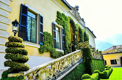 Mudanças na cidadania italiana: Foto da entrada de um prédio na Villa del Balbianello