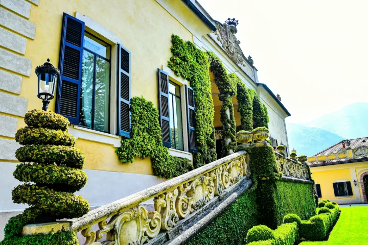 Mudanças na cidadania italiana: Foto da entrada de um prédio na Villa del Balbianello