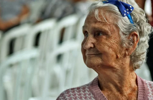 Cidadania italiana por bisavó materna: Foto de uma idosa feliz