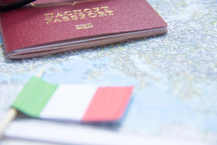 Entenda a diferença entre cidadania italiana e visto de residência: direitos, permanência, mobilidade e por que o passaporte europeu vai além.