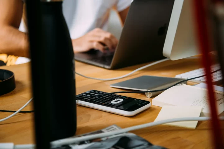 Homem calculando suas finanças depois de adquirir cidadania italiana