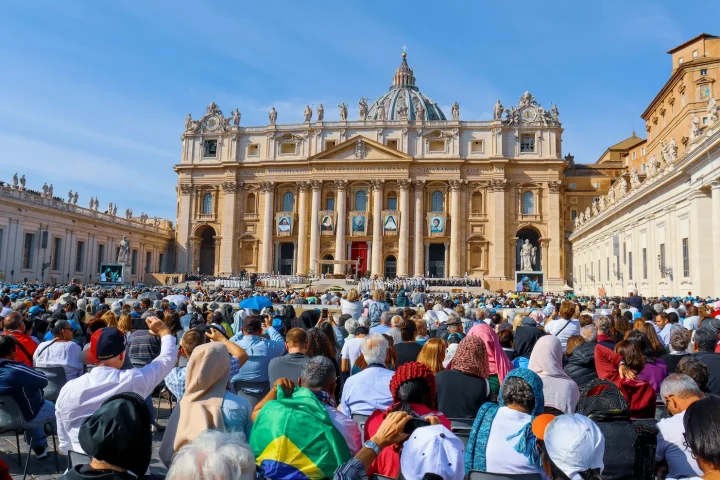 Cidadania italiana para brasileiros: Brasileiros utilizando da sua dupla cidadania para visitar o Vaticano em Roma