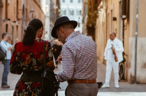 Foto de casal conferindo como realizar o processo de cidadania italiana para cônjuge