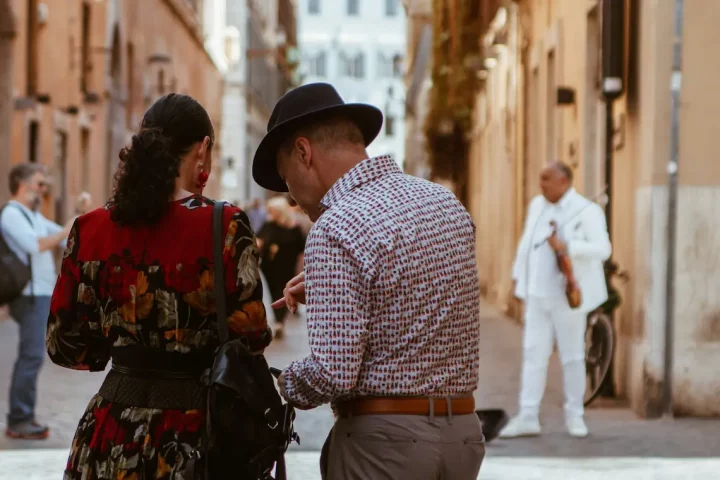 Foto de casal conferindo como realizar o processo de cidadania italiana para cônjuge