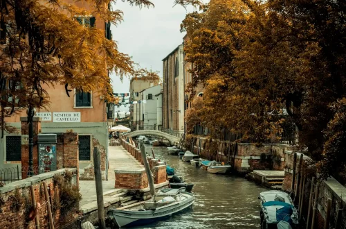 cidadania italiana via judicial: Foto de um canal de Veneza durante o outono